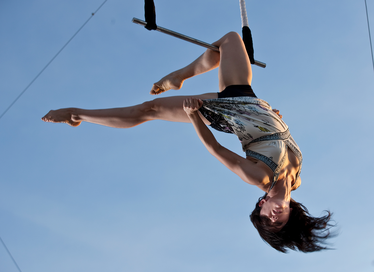 Knee suspension on a trapeze.